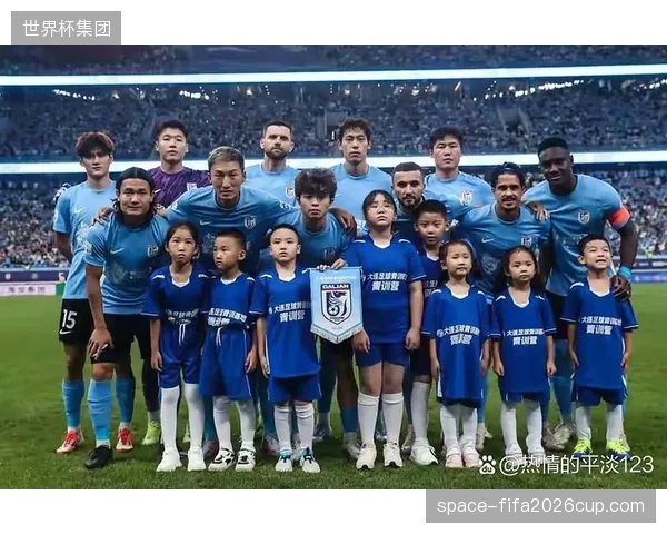 升班马大连英博半程主场上座率惊人，其火爆的足球氛围已成为中超联赛的一张名片。